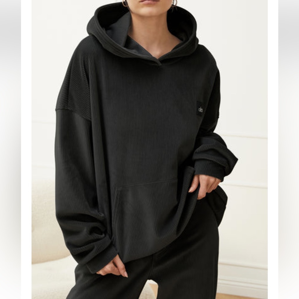 Alo baller hoodie sold out hoodie at alo never worn lighting in picture is bad